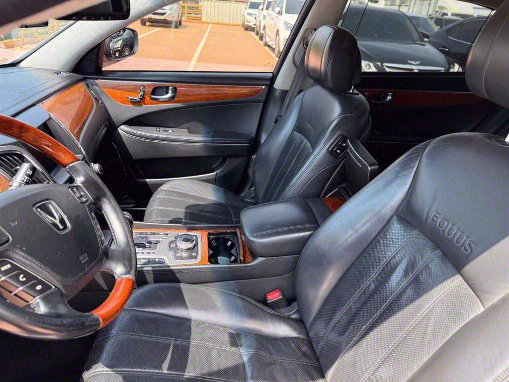 HYUNDAI Equus - Vista 10