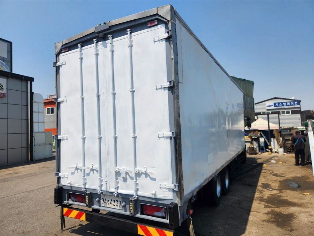 medium and large cargo truck - Vista 6