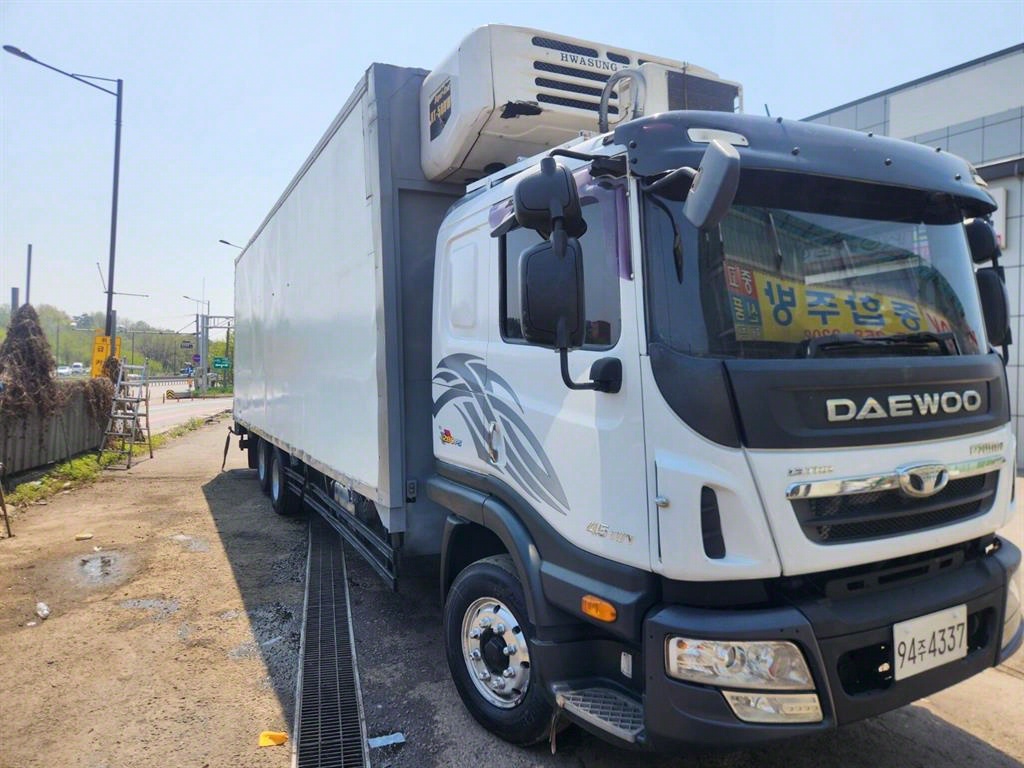 medium and large cargo truck - Vista 4