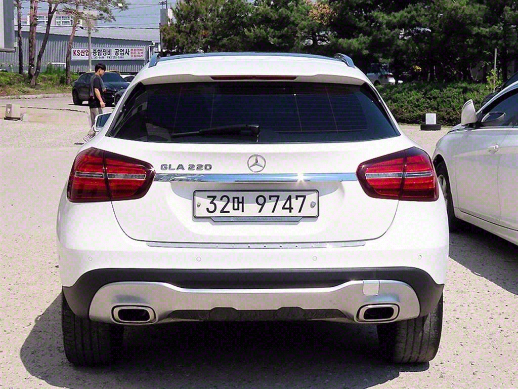 Mercedes Benz GLA Class - Vista 4