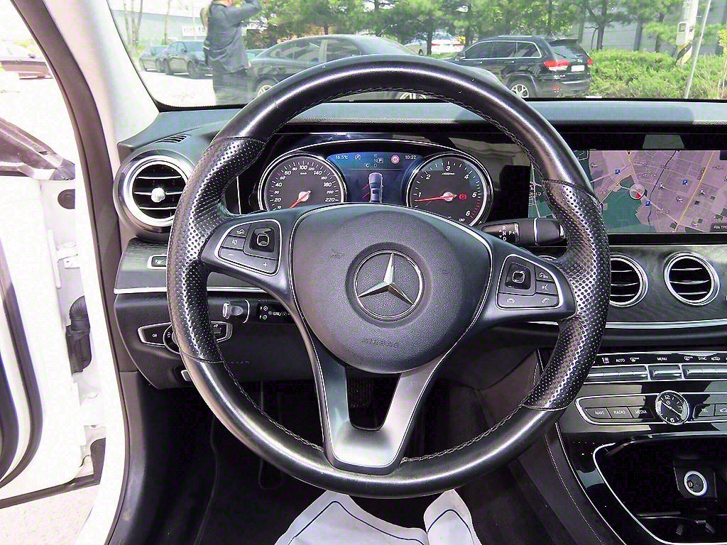 Mercedes Benz E class - Vista 8
