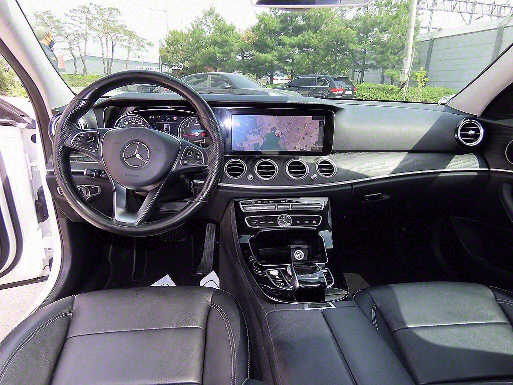 Mercedes Benz E class - Vista 7
