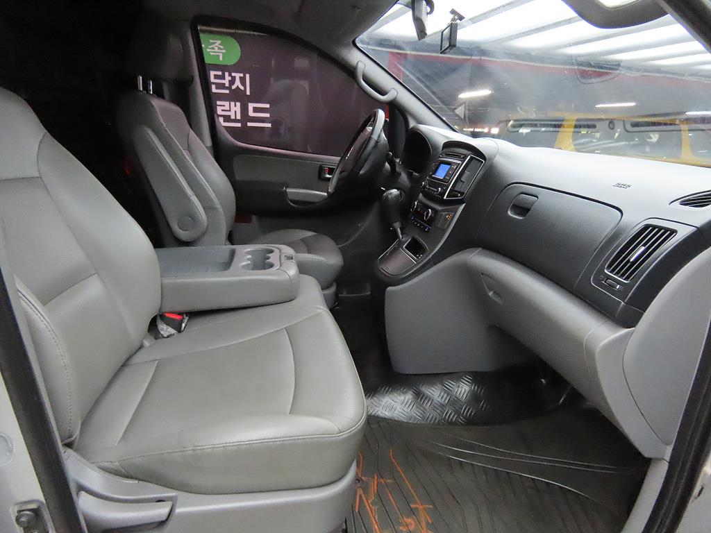 HYUNDAI Starex - Vista 5