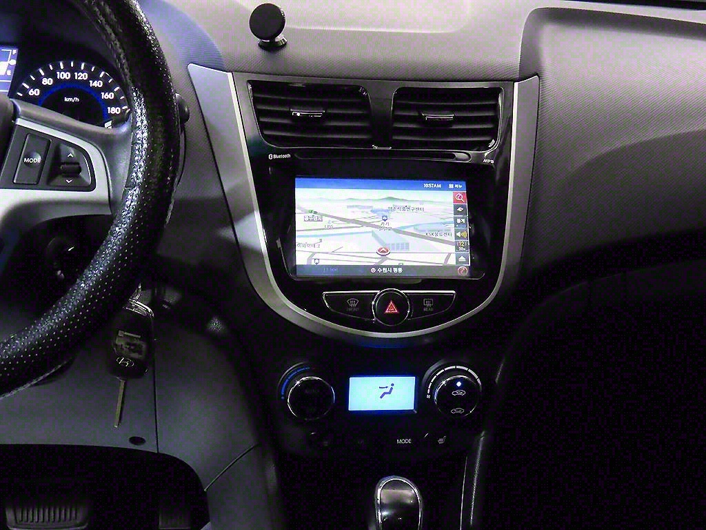 HYUNDAI Accent - Vista 11