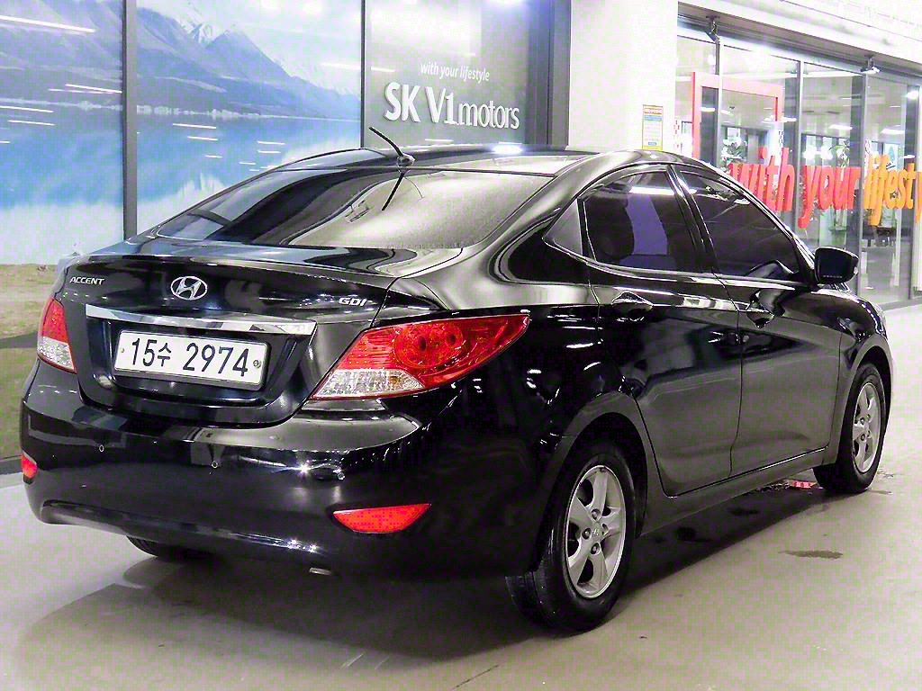 HYUNDAI Accent - Vista 4
