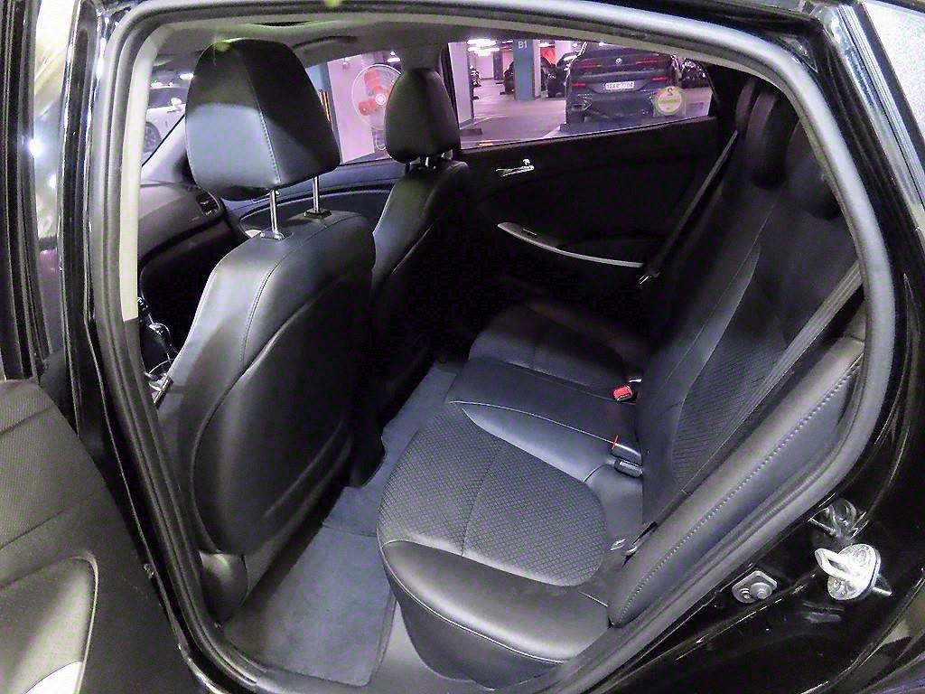 HYUNDAI Accent - Vista 7