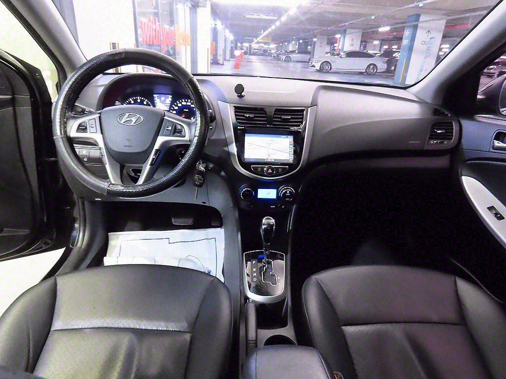 HYUNDAI Accent - Vista 10