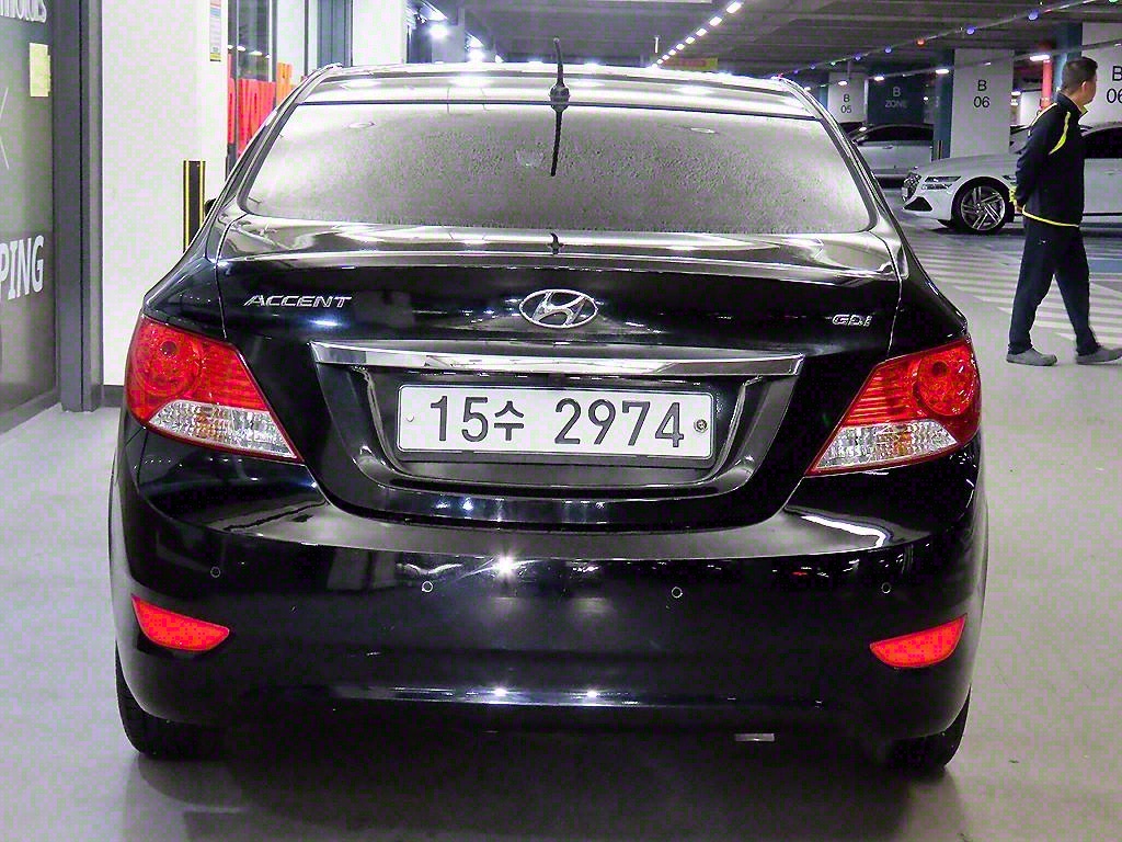 HYUNDAI Accent - Vista 5