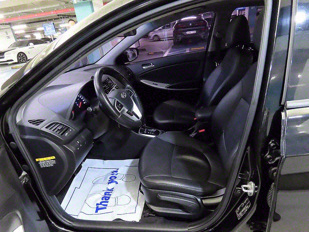 HYUNDAI Accent - Vista 6