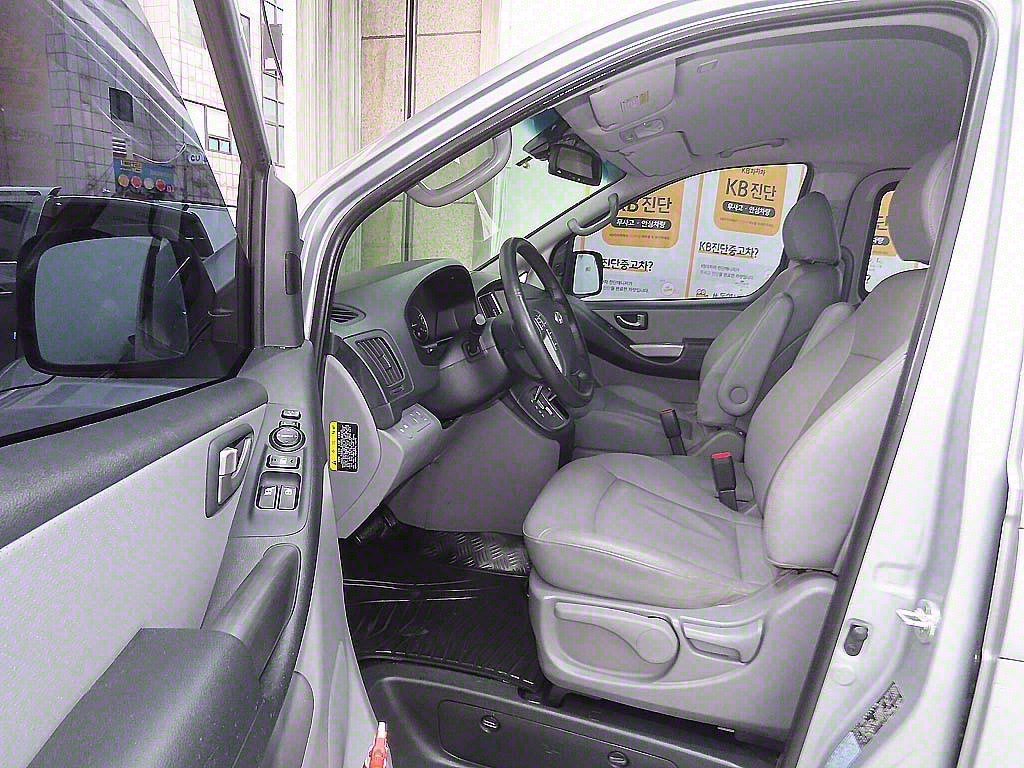 HYUNDAI Starex - Vista 5