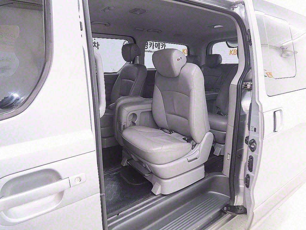 HYUNDAI Starex - Vista 6