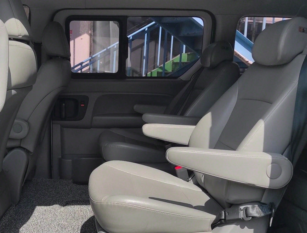 HYUNDAI Starex - Vista 6