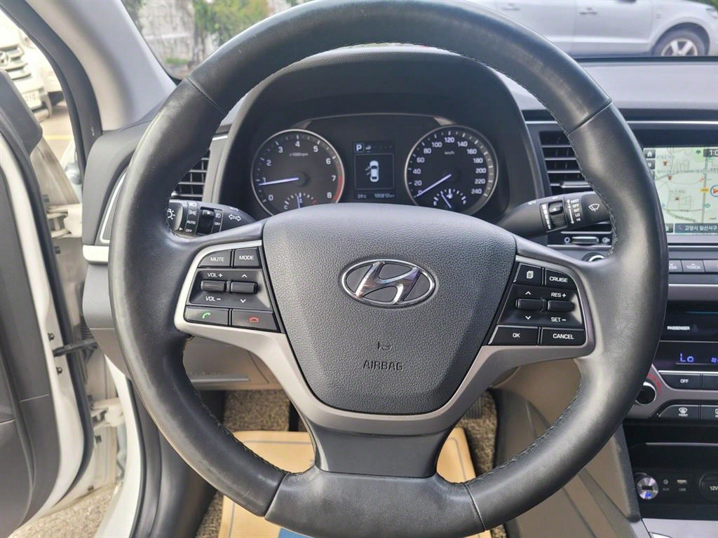 HYUNDAI Avante - Vista 9