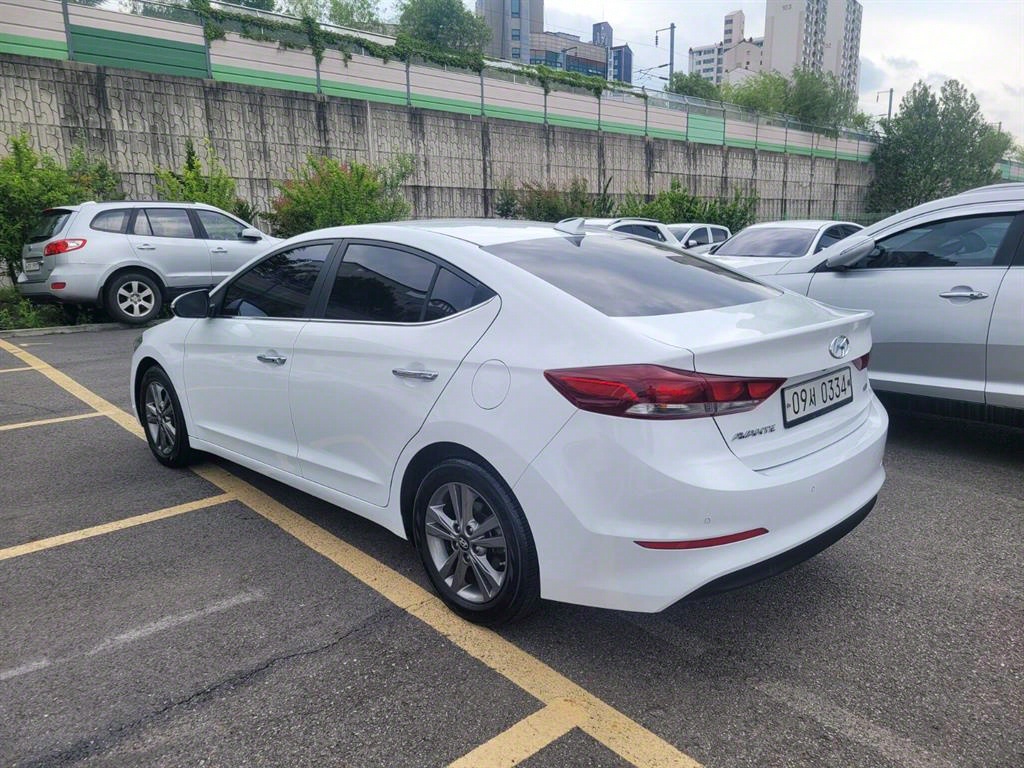 HYUNDAI Avante - Vista 4