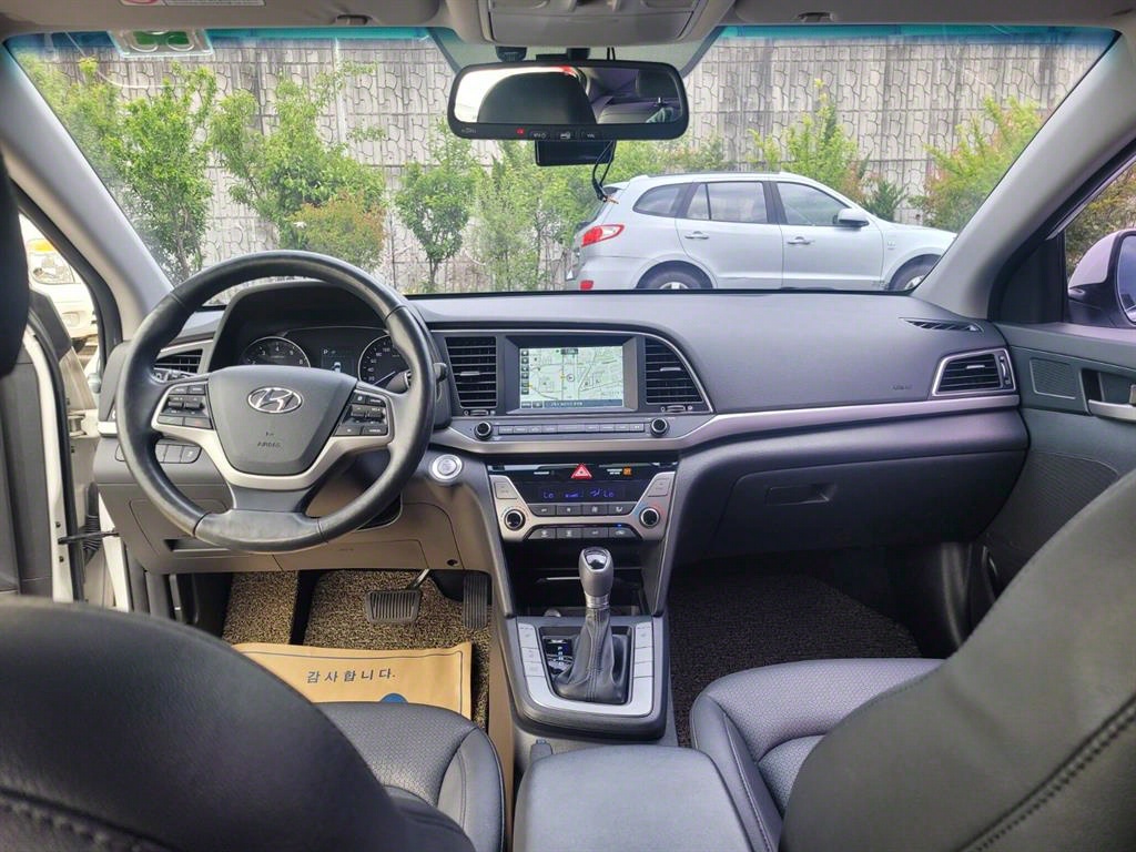 HYUNDAI Avante - Vista 8