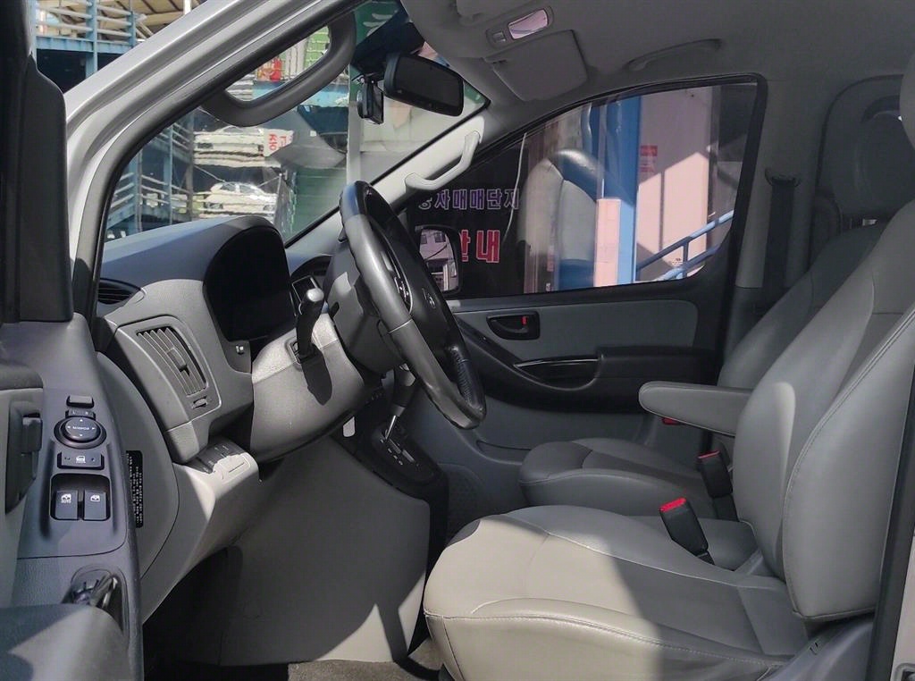 HYUNDAI Starex - Vista 5