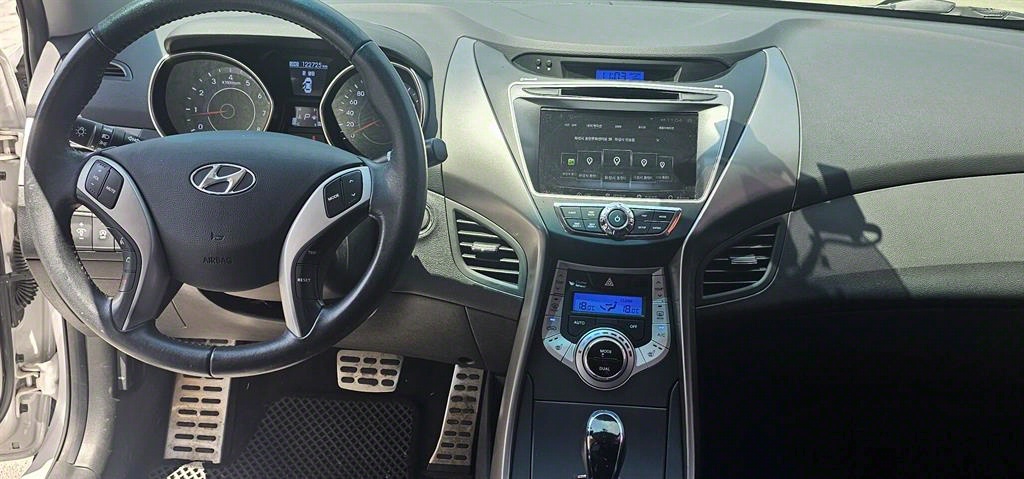 HYUNDAI Avante - Vista 10