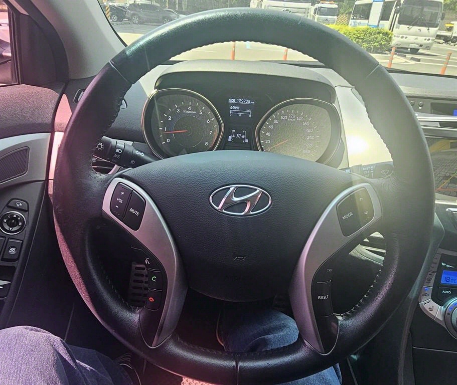 HYUNDAI Avante - Vista 7