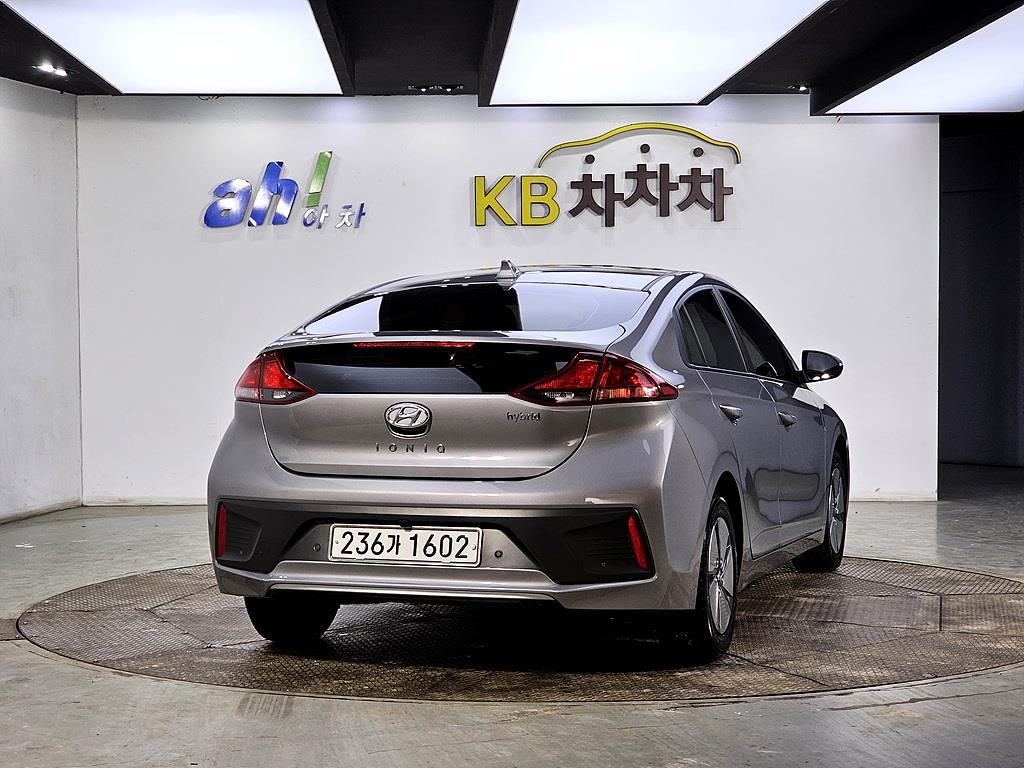 HYUNDAI Ioniq - Vista 4