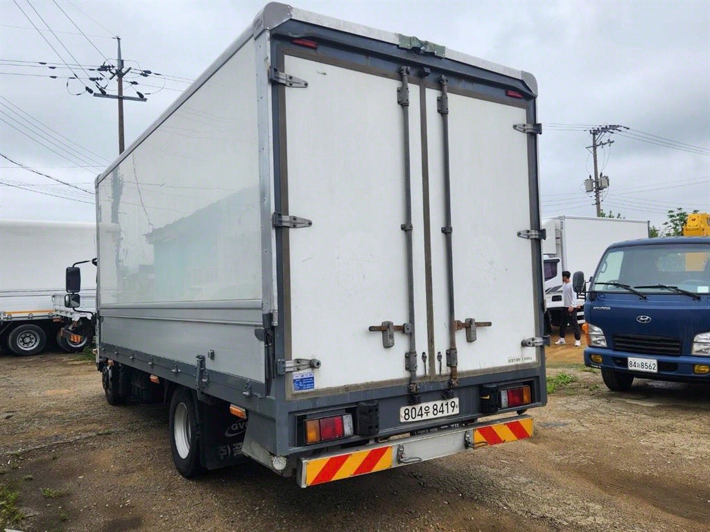 medium and large cargo truck - Vista 4