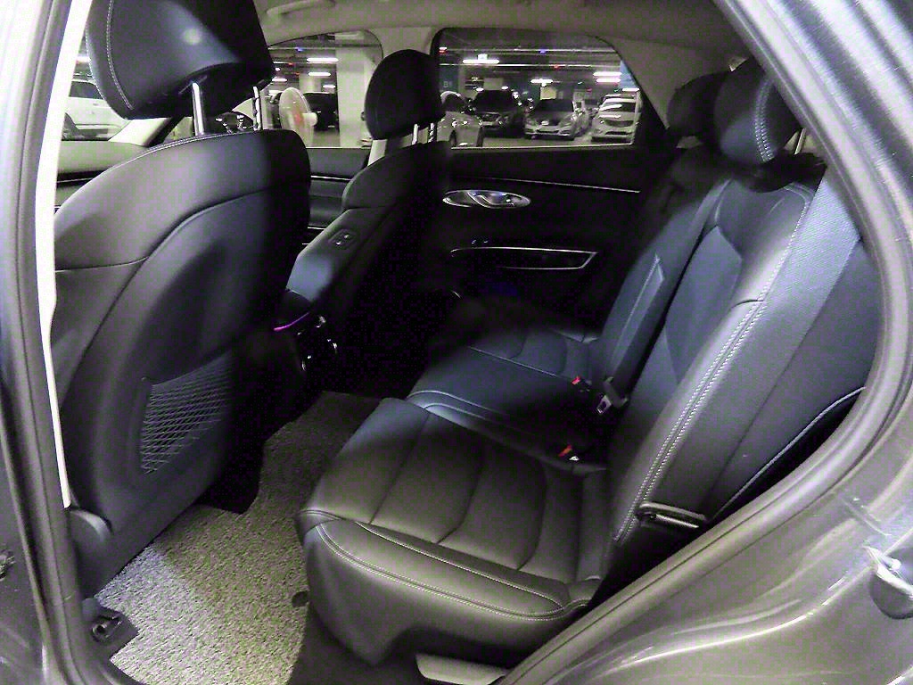 Genesis GV70 - Vista 7