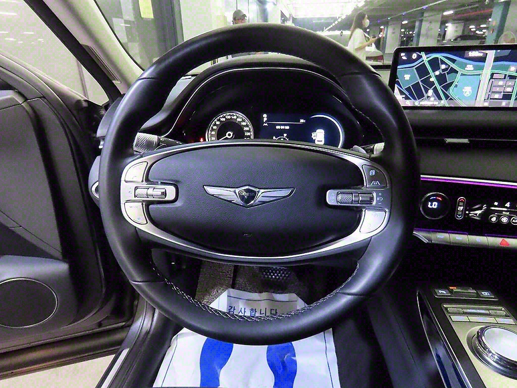 Genesis GV70 - Vista 8