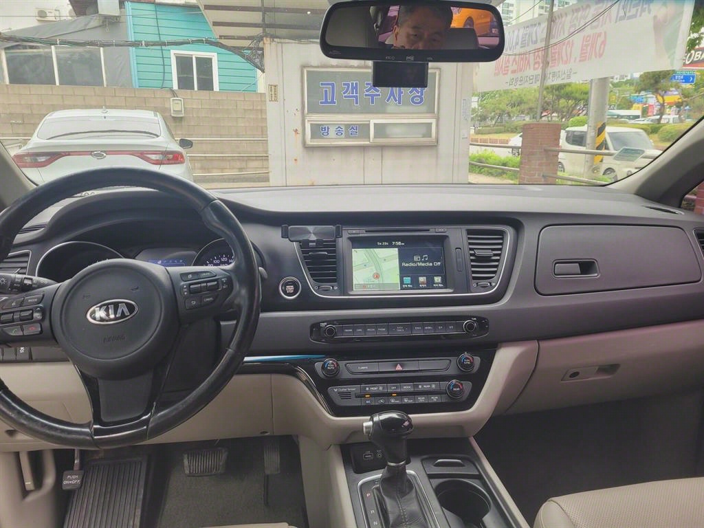 KIA Carnival - Vista 8