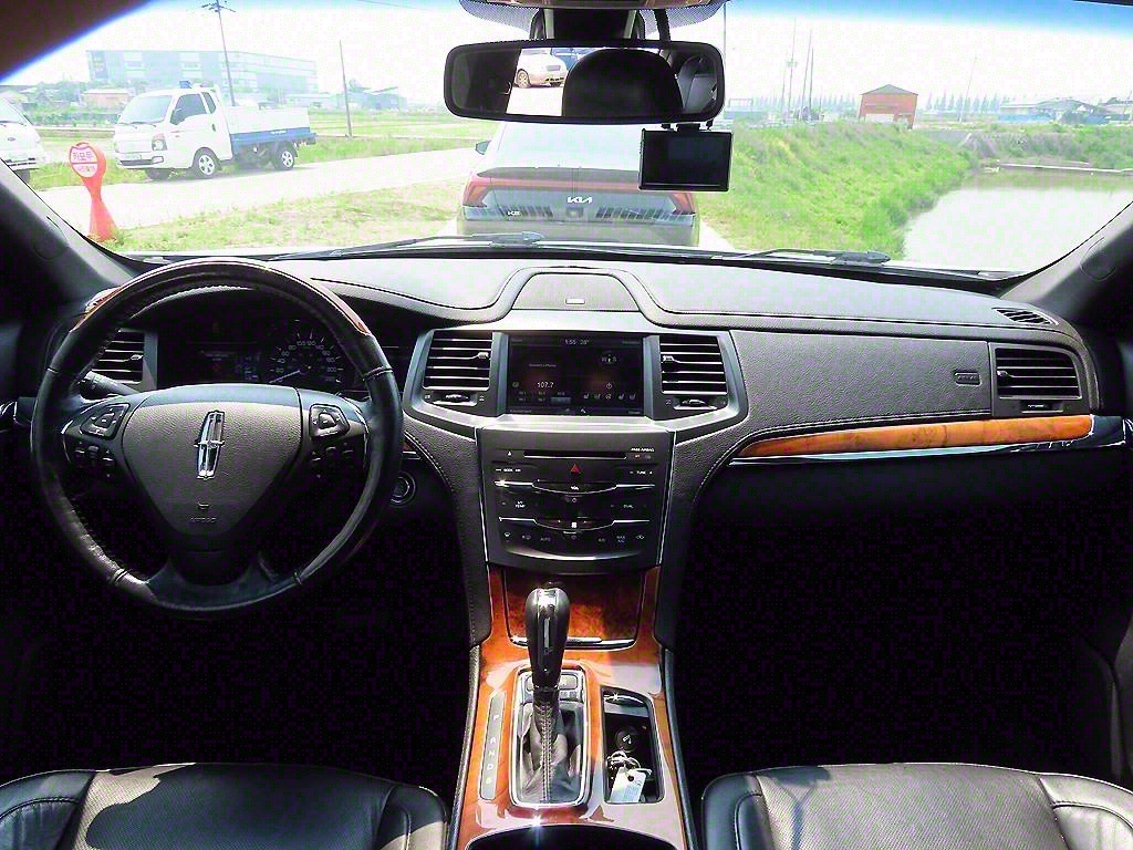 Lincoln MKS - Vista 9