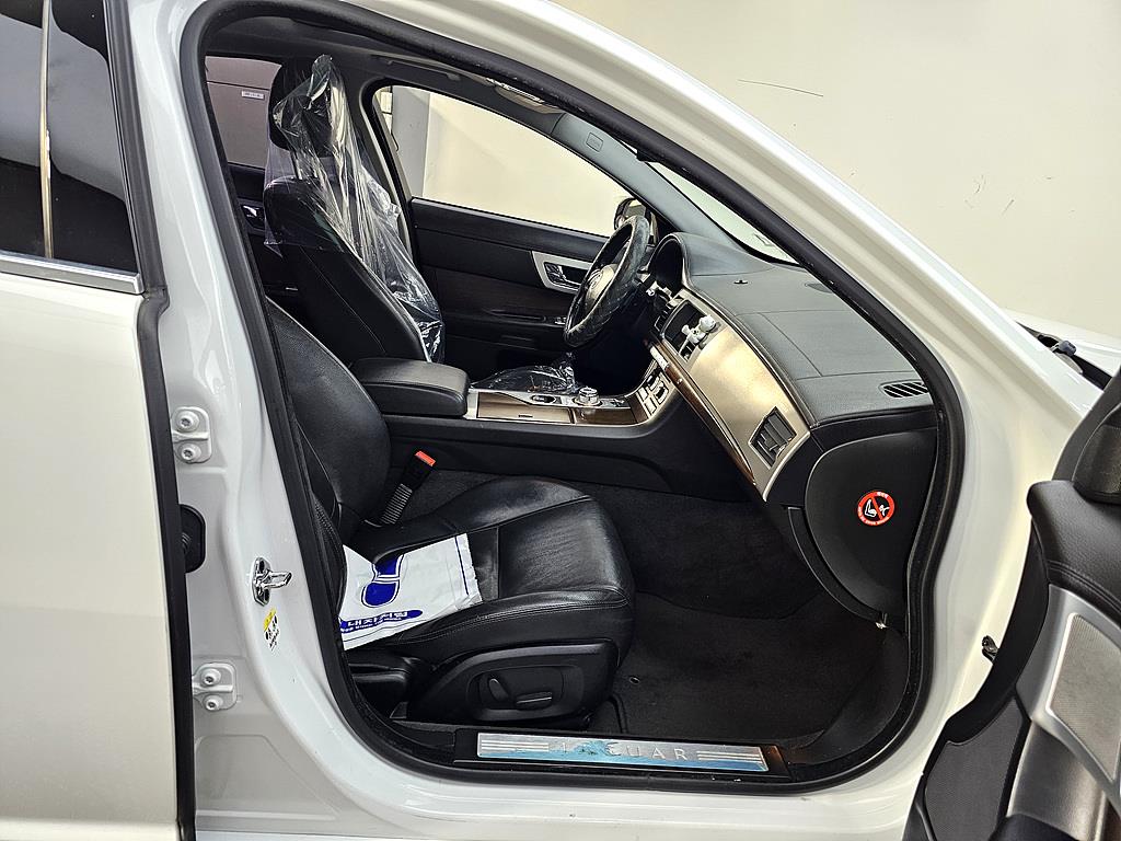 Jaguar XF - Vista 11