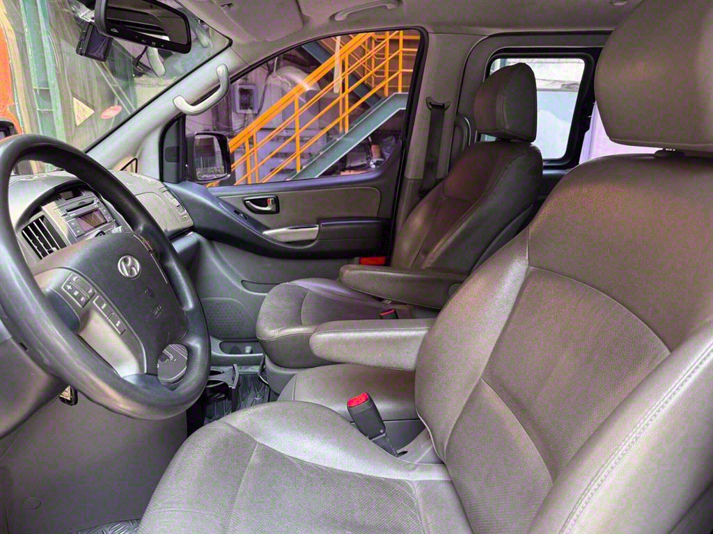 HYUNDAI Starex - Vista 10