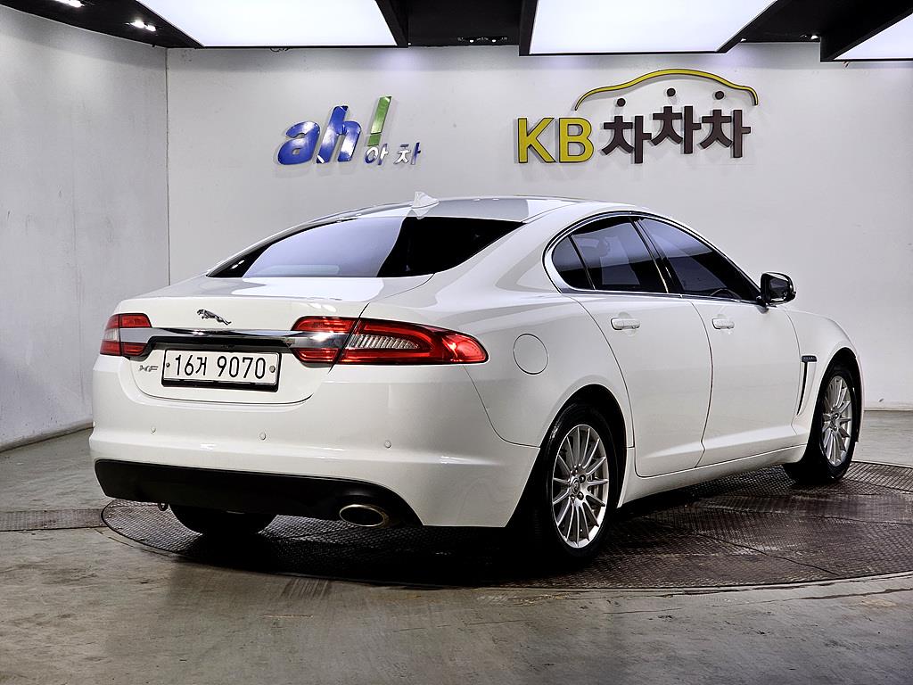Jaguar XF - Vista 4
