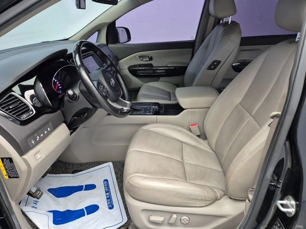 KIA Carnival - Vista 10
