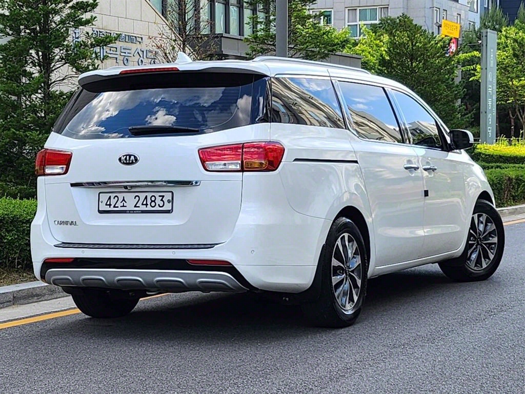 KIA Carnival - Vista 5