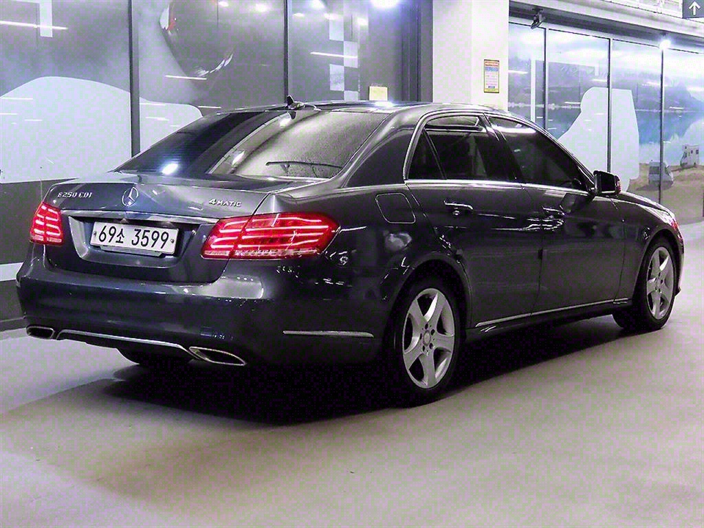 Mercedes Benz E class - Vista 4