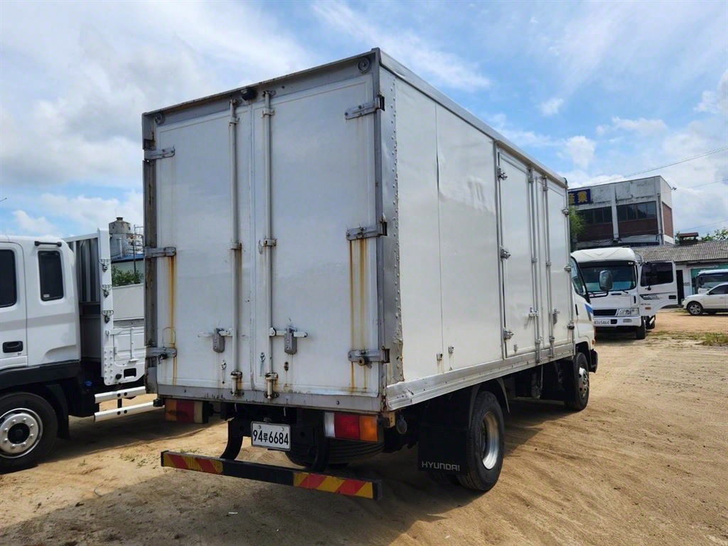 medium and large cargo truck - Vista 6