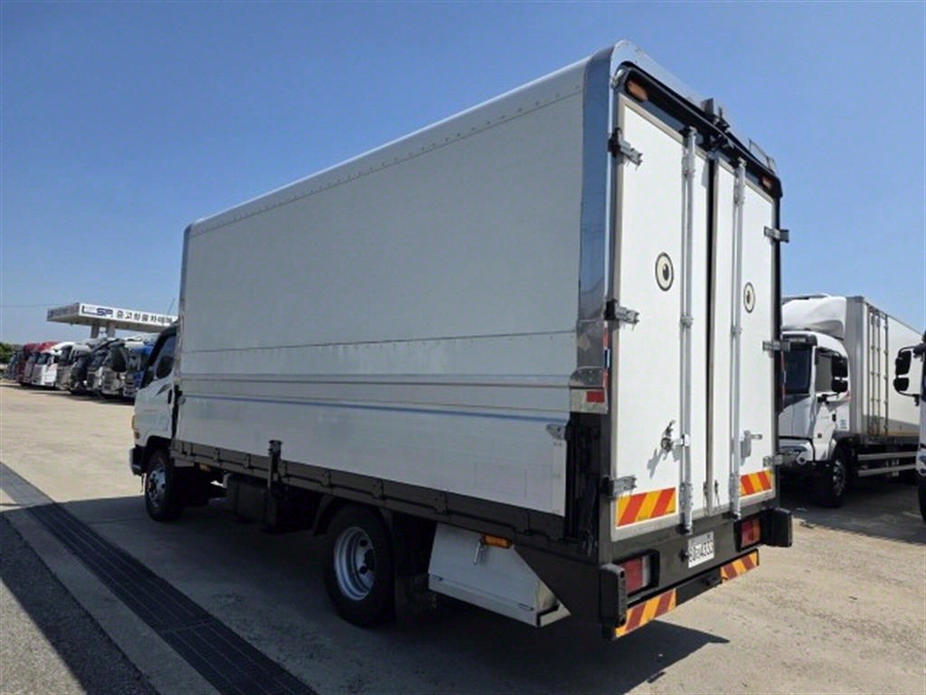 medium and large cargo truck - Vista 6