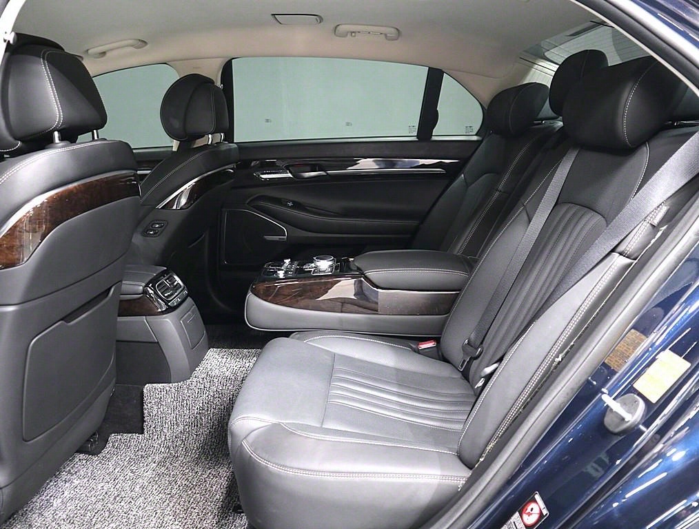 Genesis G90 - Vista 10