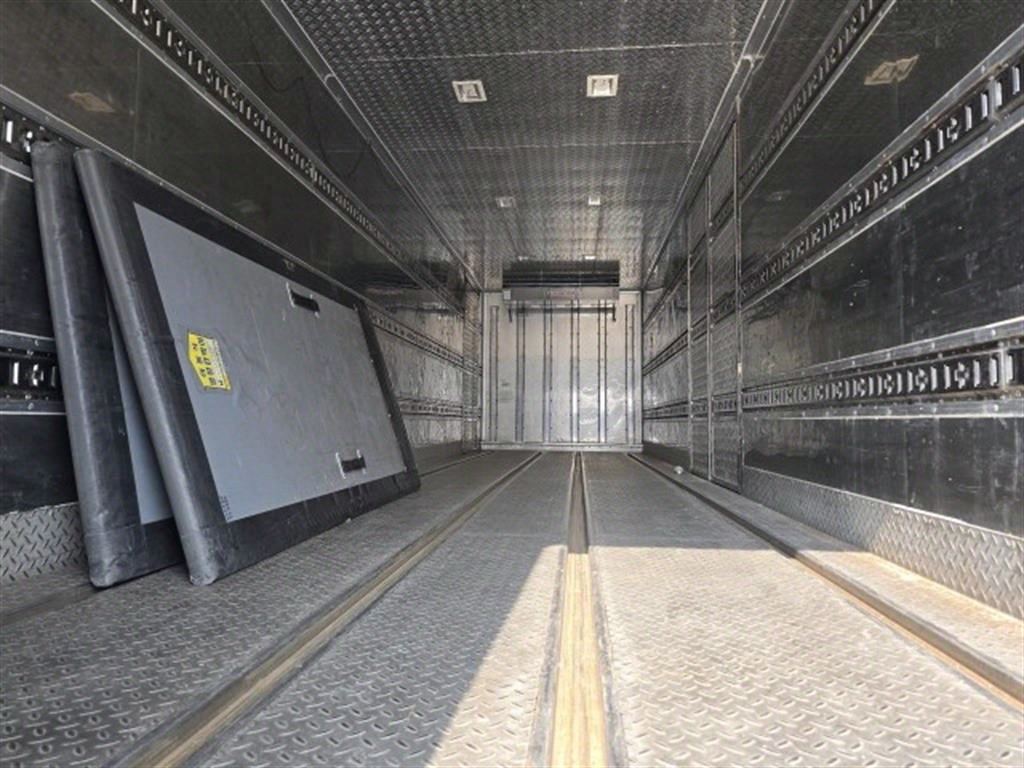 medium and large cargo truck - Vista 7