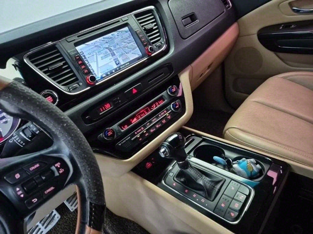 KIA Carnival - Vista 10