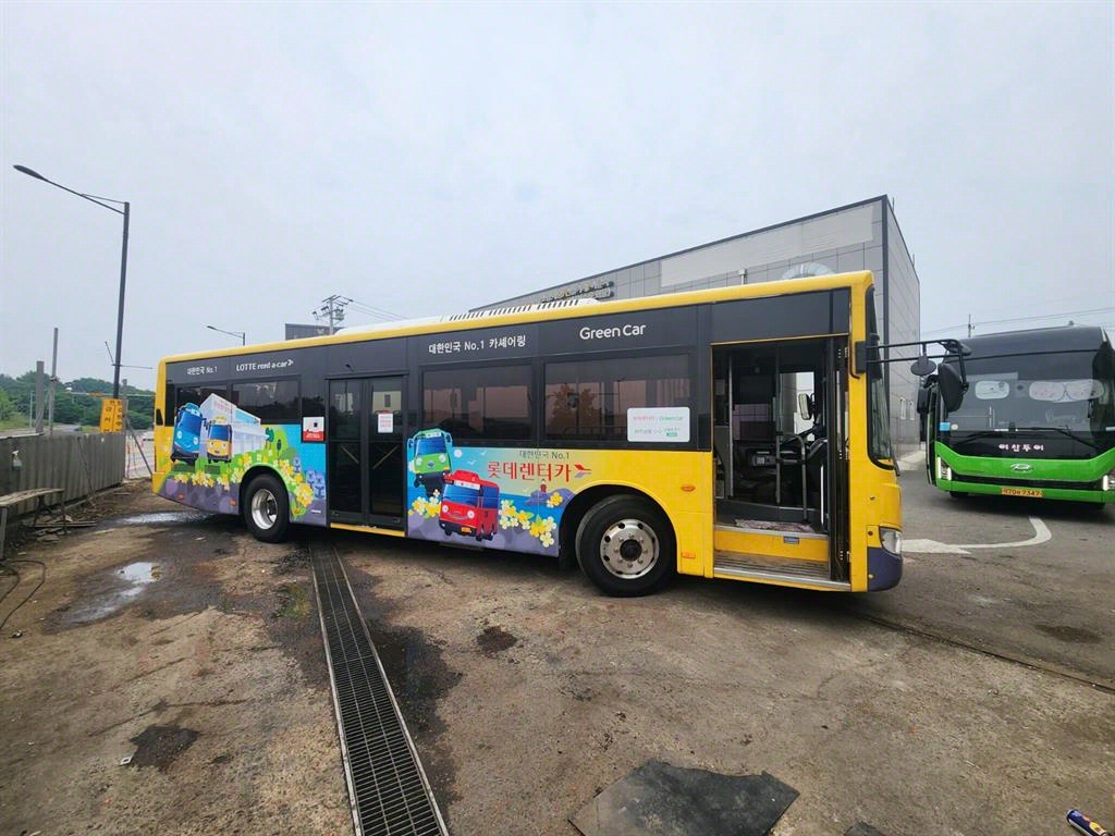 medium and large bus Medium Daewoo Bus - Vista 7