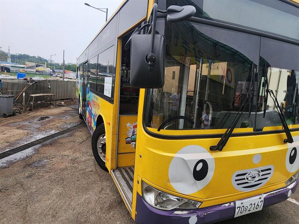 medium and large bus Medium Daewoo Bus - Vista 4