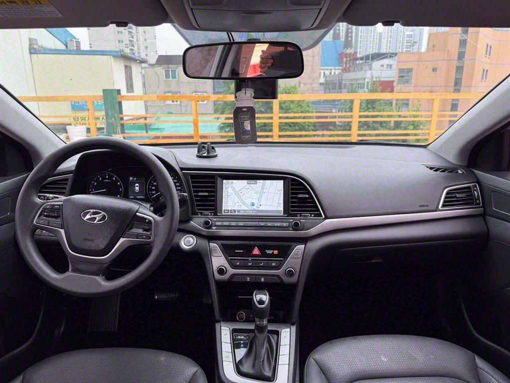 HYUNDAI Avante - Vista 5