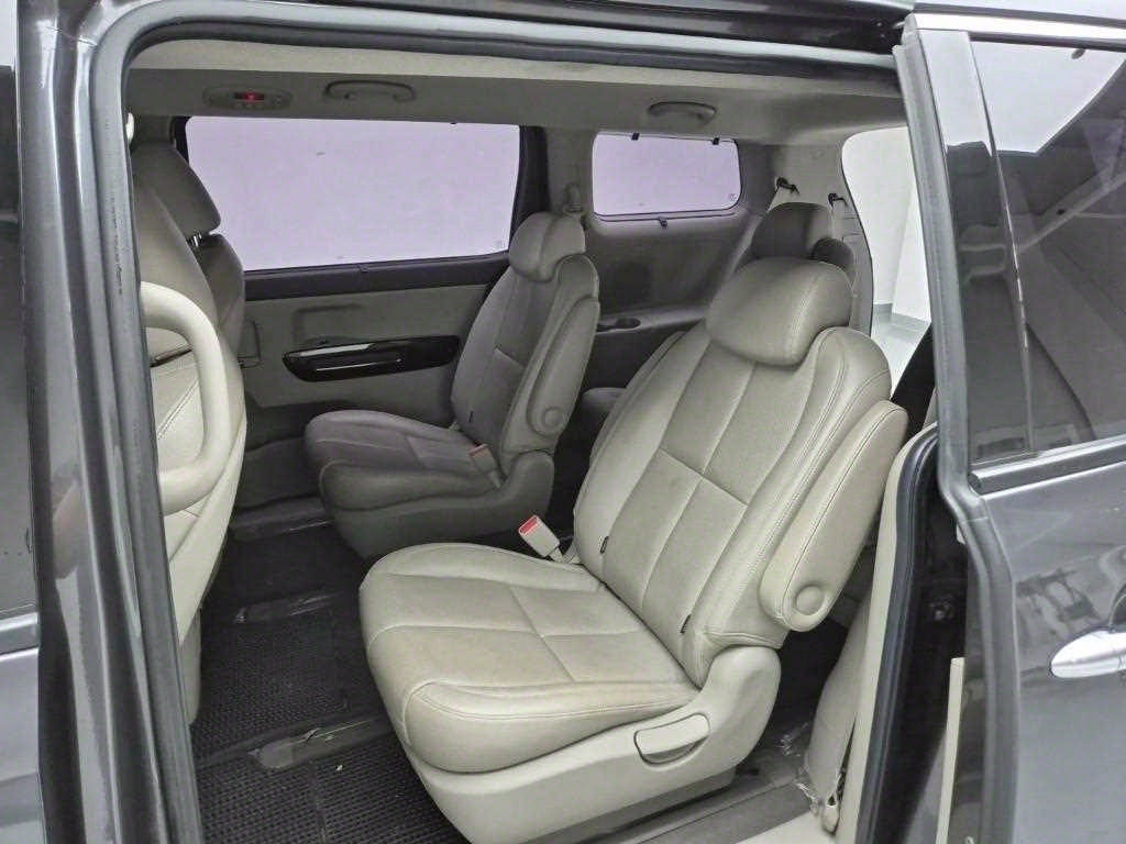 KIA Carnival - Vista 12