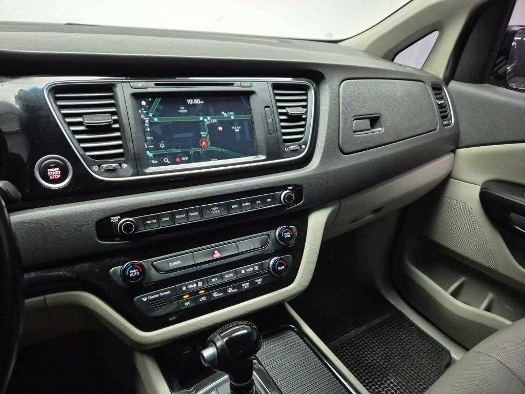 KIA Carnival - Vista 10