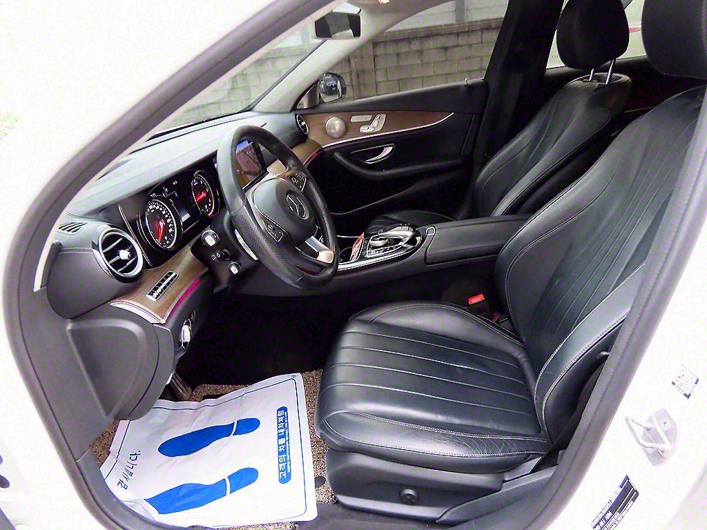 Mercedes Benz E class - Vista 5