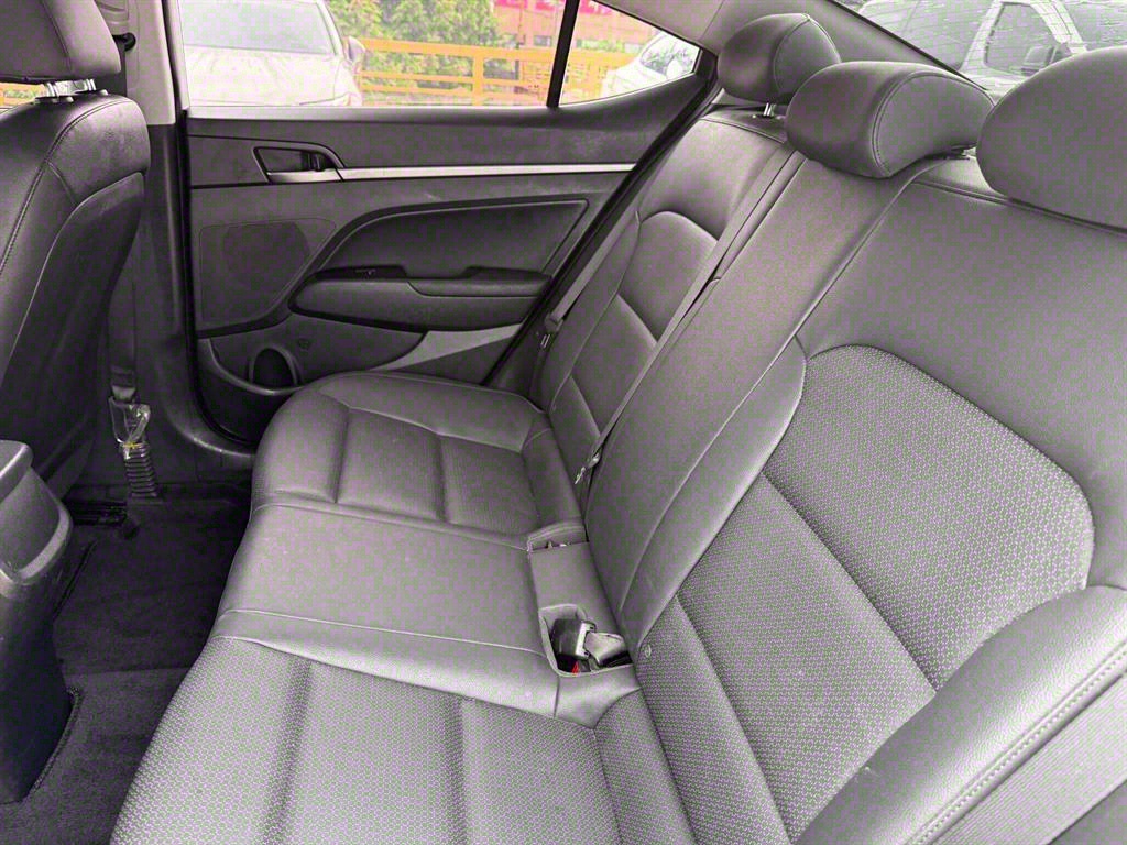 HYUNDAI Avante - Vista 11