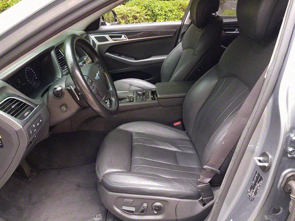 HYUNDAI Genesis - Vista 6