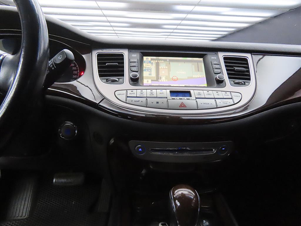 HYUNDAI Genesis - Vista 10