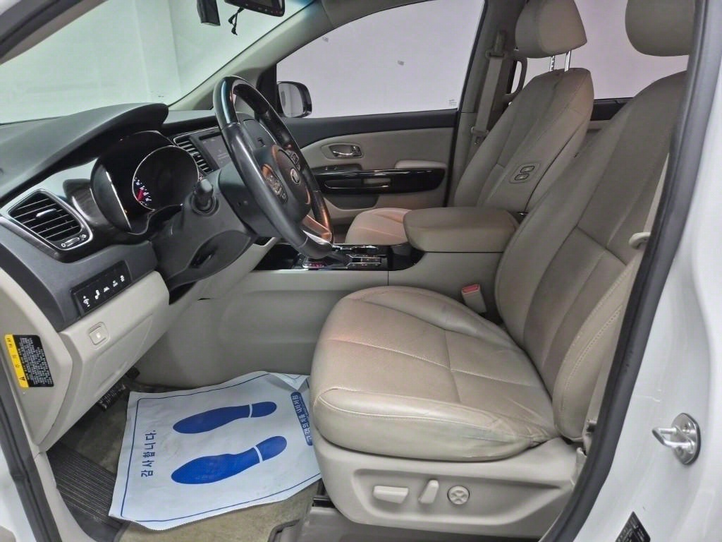 KIA Carnival - Vista 11