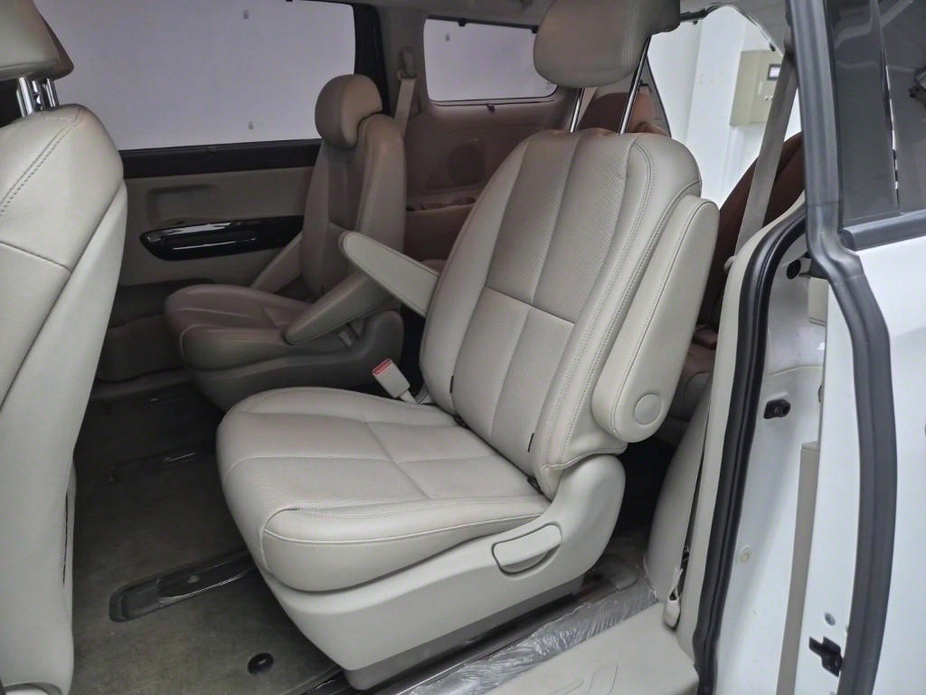 KIA Carnival - Vista 12